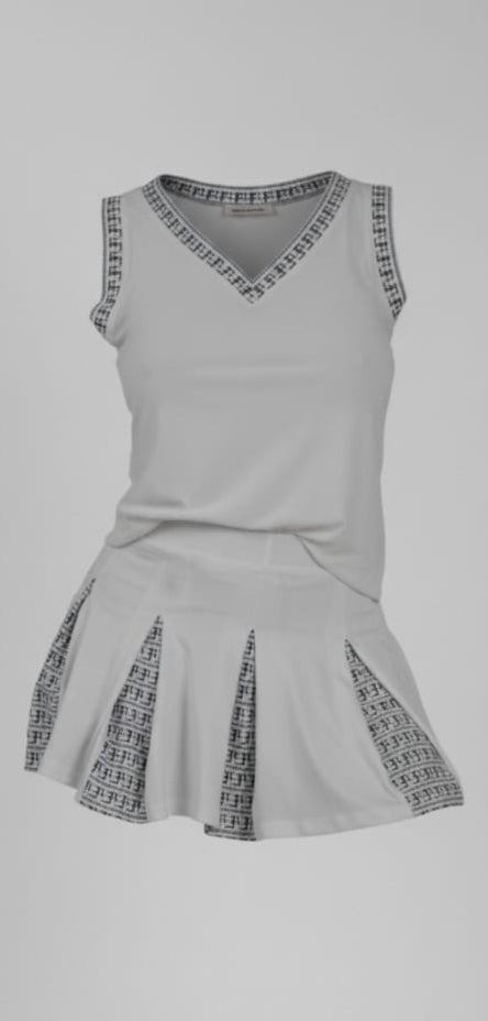 Fato de treino - saia com blusa branca com logotipo preto