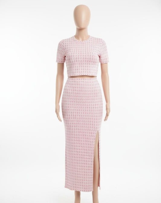 Top cropped e saia rosa com logótipo