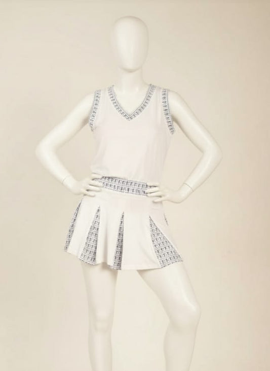 Fato de treino - saia com blusa branca com logotipo preto